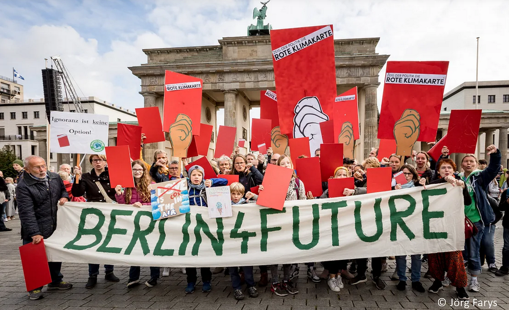Menschen mit großem Banner "Berlin4Future" vor dem Brandenburger Tor