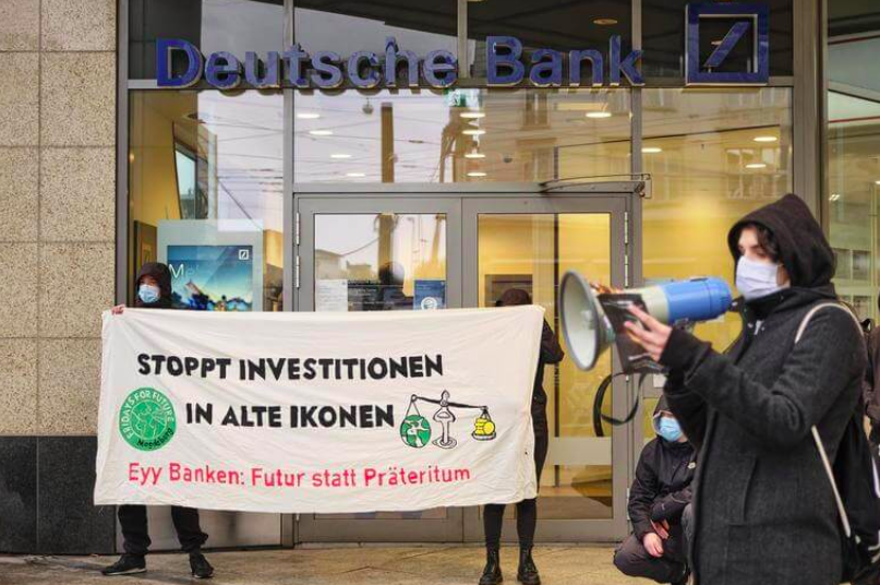 Protest Aktion vor einer Bank 