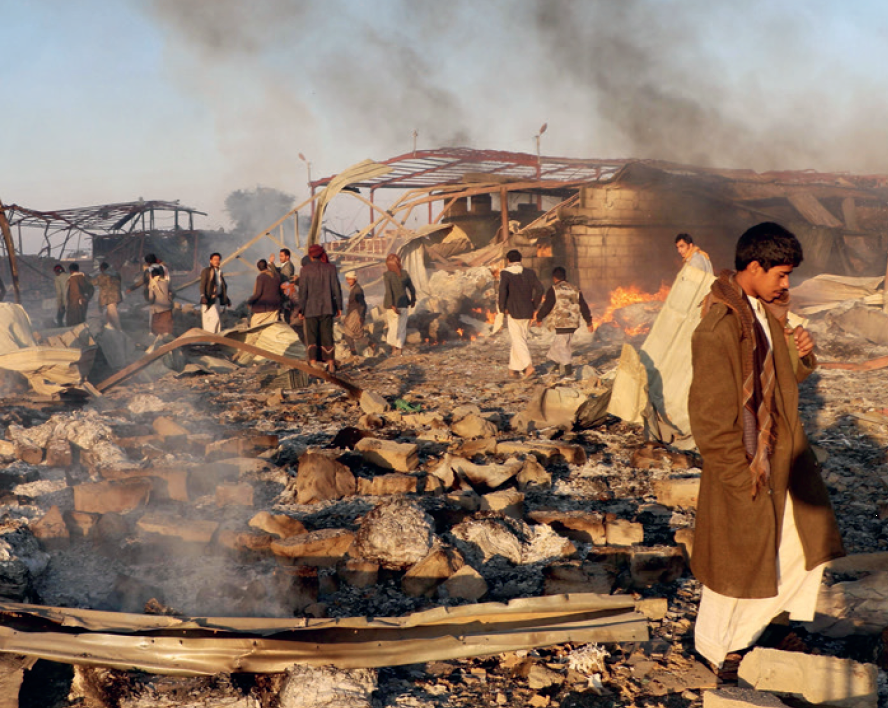 Schauplatz nach einem Bombenangriff im Jemen-Krieg