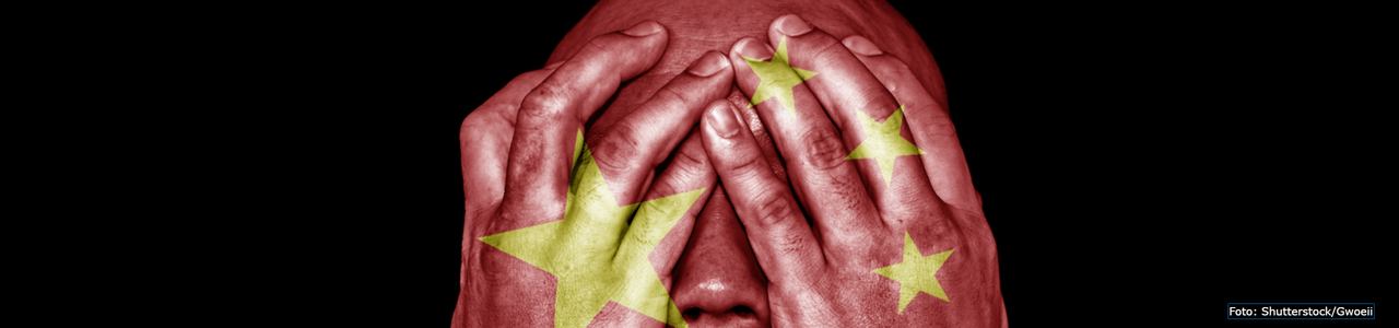 Gesicht und Hände mit chinesischer Flagge