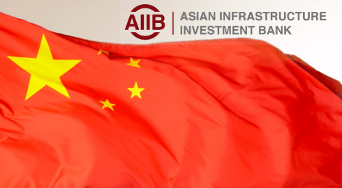 Chinaflagge und Logo der AIIB