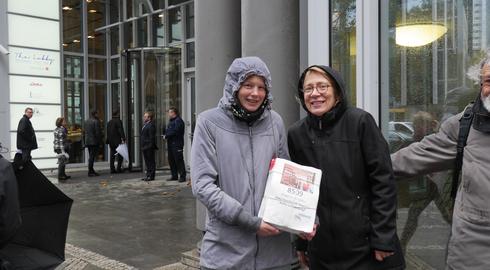 Übergabe der Protestunterschriften an die Deka 