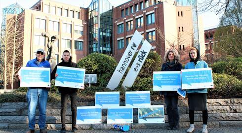 Protestaktion vor der Konzernzentrale von Hannover Re